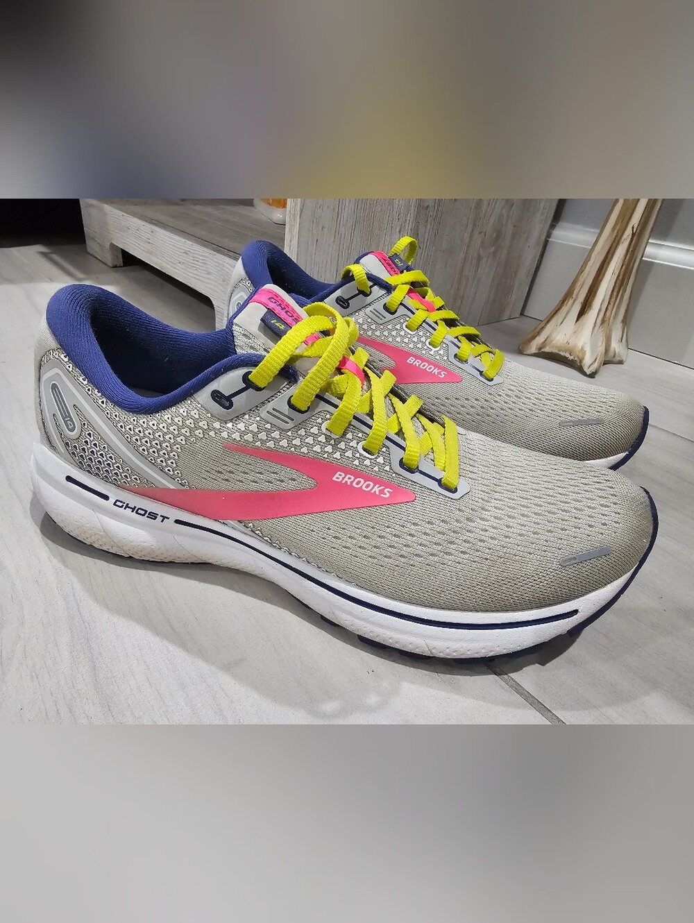 Brooks Ghost 14 Women Gray Running Shoes with Pink Accents Yellow Laces Size 10